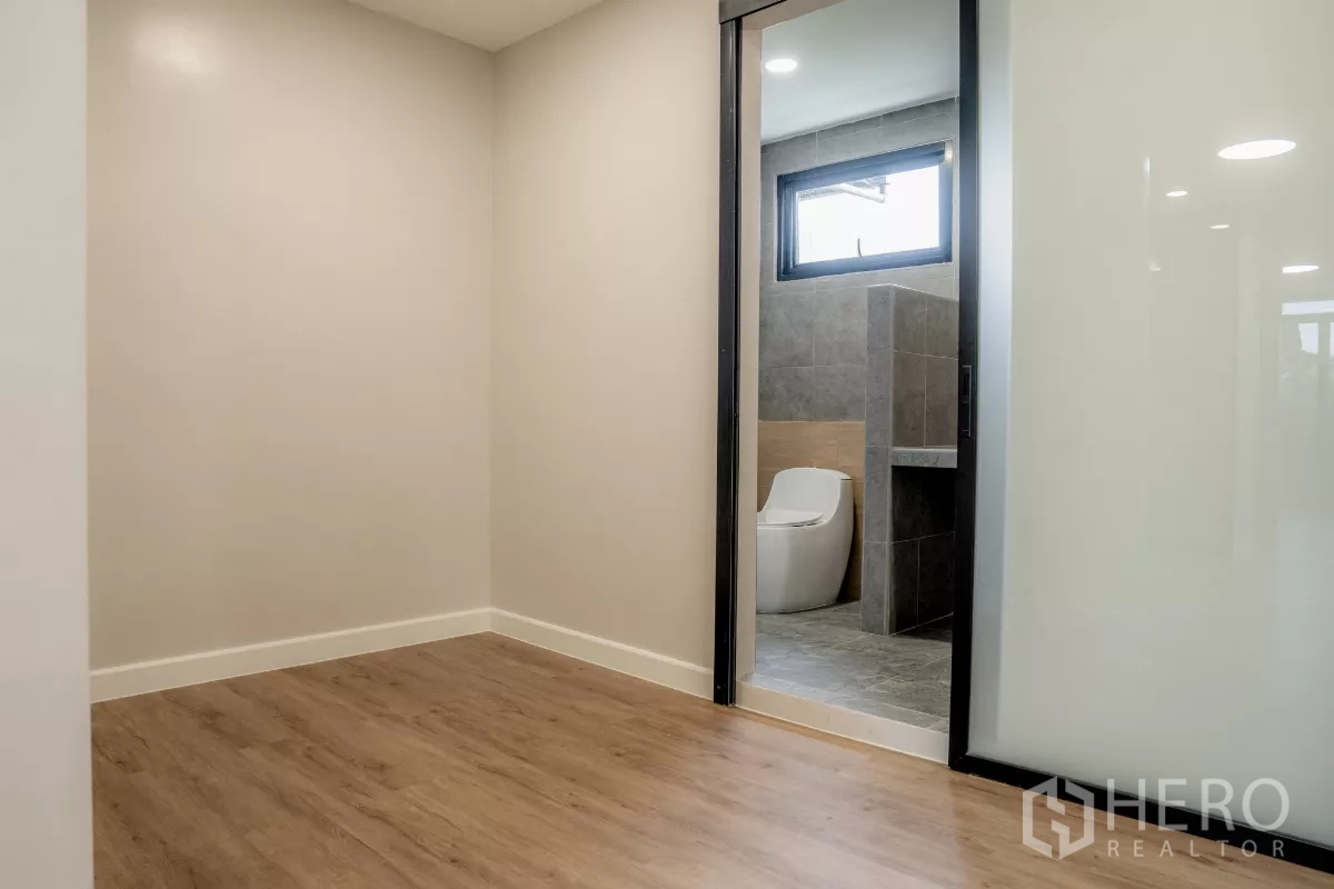 ทาวน์เฮาส์ ขายในWatthana, Bangkok - ห้องขนาดเล็กพื้นไม้ เชื่อมเข้าห้องน้ำผ่านประตูกระจกบานเลื่อน