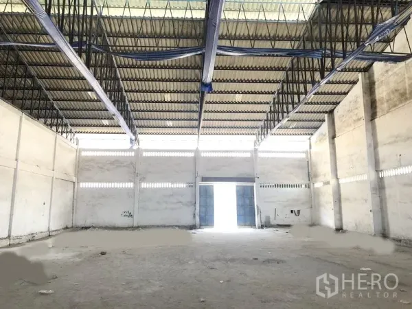 คลังสินค้า ให้เช่าในBang Phli, Samut Prakan - พื้นที่โล่งเพดานสูง มีแผงรับแสงและประตูบานคู่ขนาดใหญ่ เหมาะสำหรับรถเข้าออก