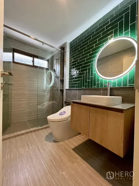 บ้าน ให้เช่าในBang Kapi, Bangkok - ห้องน้ำกระจกกั้นอาบน้ำ กระจกวงกลมไฟเรือง และเคาน์เตอร์ล้างหน้า