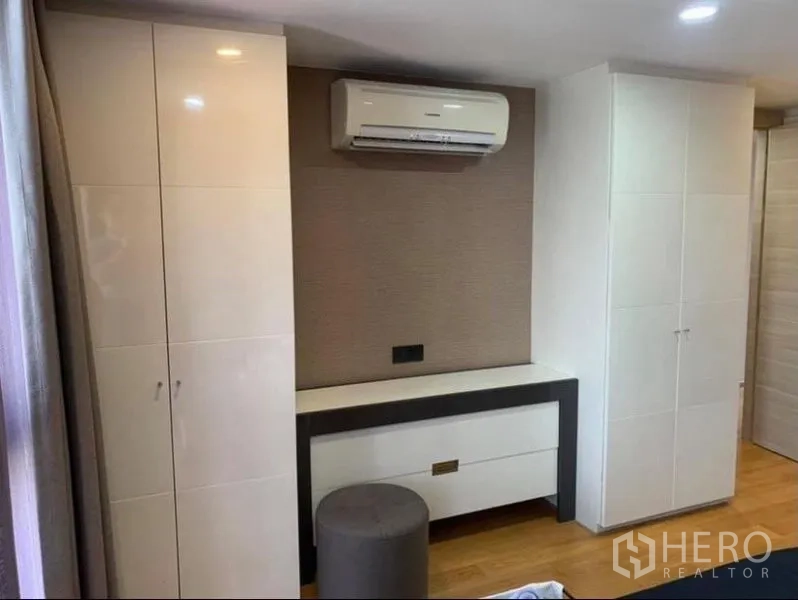 Condominium for rent or sale in Pathum Wan, Bangkok - Built-in wardrobes with dressing console and wall-mounted air conditioner.