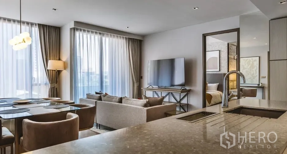 คอนโด ให้เช่าในWatthana, Bangkok - มุมมองจากไอส์แลนด์ครัวไปยังพื้นที่รับประทานอาหารและนั่งเล่นพร้อมทีวี