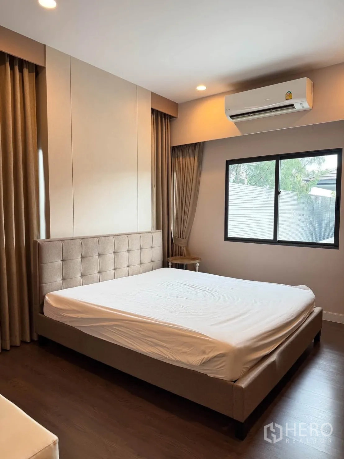 บ้านเดี่ยว for rent in Bang Kapi, Bangkok - ห้องนอนรองเตียงขนาดใหญ่ เครื่องปรับอากาศ และหน้าต่าง
