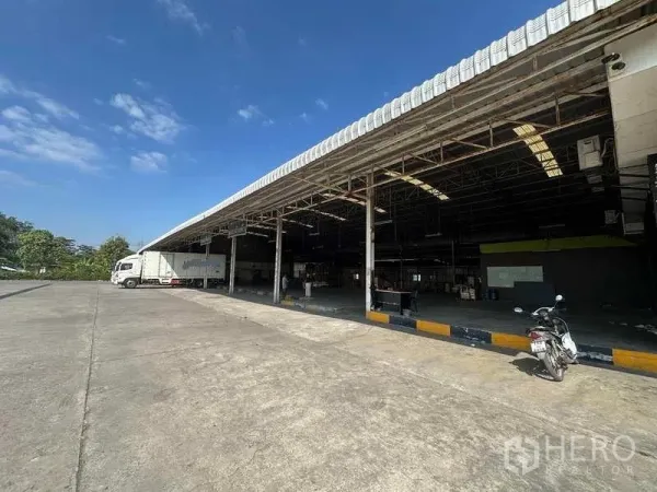 คลังสินค้า ให้เช่าในLam Luk Ka, Pathum Thani - โกดังแบบเปิดหลังคาสูงมีช่องโหลดหลายช่องติดกับลานกว้าง