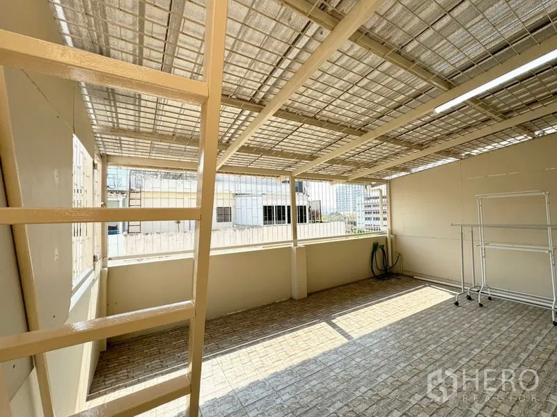 ทาวน์เฮาส์ ให้เช่าหรือขายในSuan Luang, Bangkok - มุมมองดาดฟ้าพร้อมหลังคาระบายอากาศและวิวเมือง