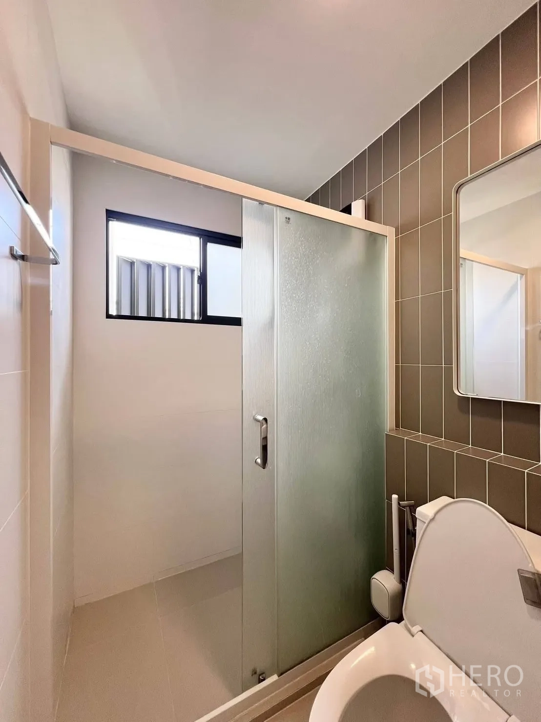 联排别墅 for rent in Bang Phli, Samut Prakan - 浴室设磨砂玻璃淋浴间、马桶、瓷砖墙面与窗户。
