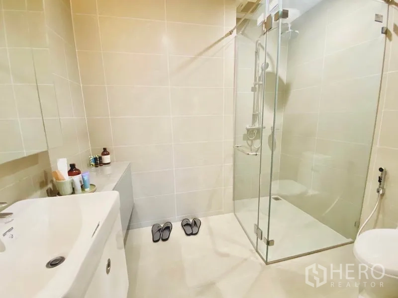 คอนโด ให้เช่าในPathum Wan, Bangkok - ห้องน้ำสมัยใหม่ พร้อมตู้กระจกอาบน้ำ อ่างล้างหน้า และผนังปูกระเบื้อง