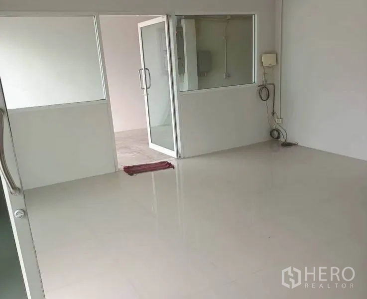 คลังสินค้า ให้เช่าในPathum Thani - ห้องสำนักงานกั้นกระจก พื้นกระเบื้องและประตูกระจกบานเลื่อน พร้อมใช้งาน.