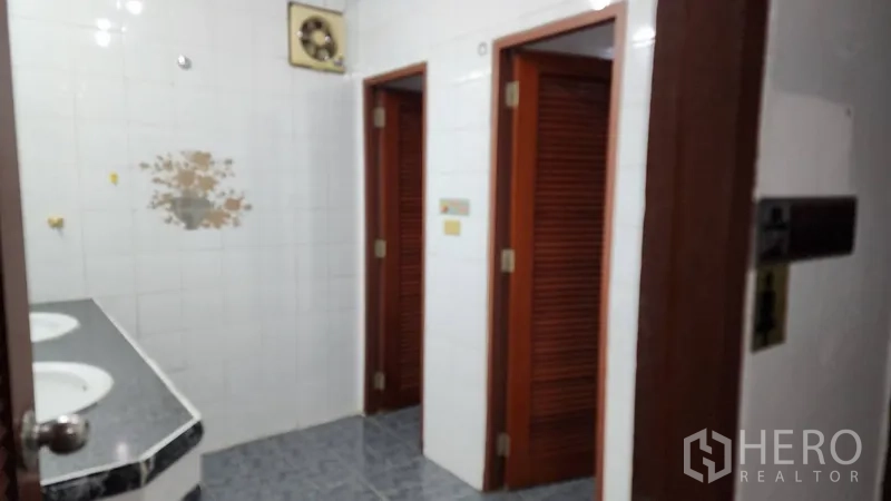 สำนักงาน ให้เช่าหรือขายในKhlong Toei, Bangkok - ห้องน้ำมีอ่างล้างมือคู่และประตูไม้แยกห้อง