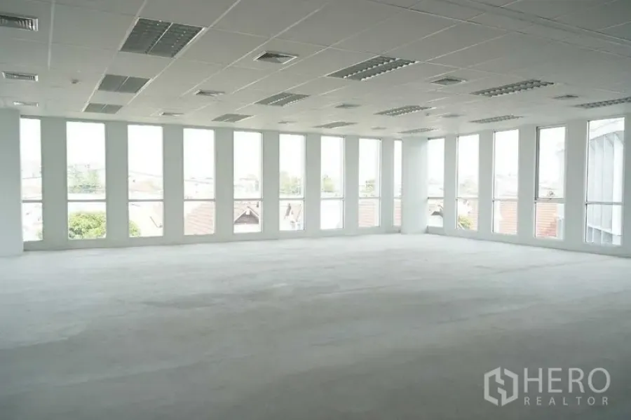 สำนักงาน ให้เช่าในBang Na, Bangkok - พื้นที่สำนักงานแบบโอเพ่นแพลน หน้าต่างสูงรอบด้าน เพดานทีบาร์พร้อมไฟและมุมมองเมือง