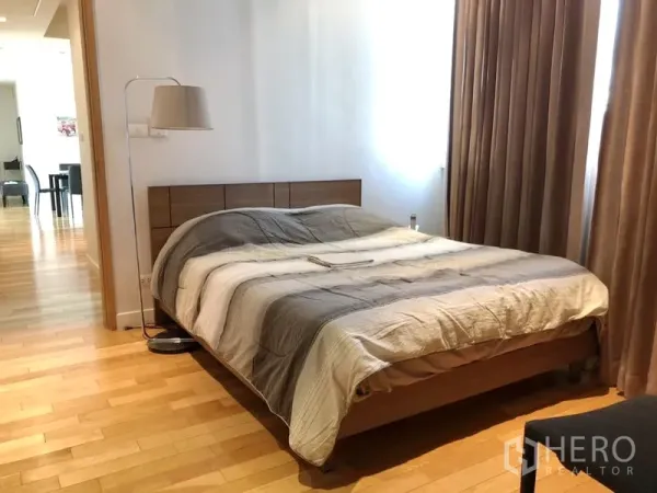 公寓 出租在Khlong Toei, Bangkok - 卧室配特大床、落地窗帘与木地板。