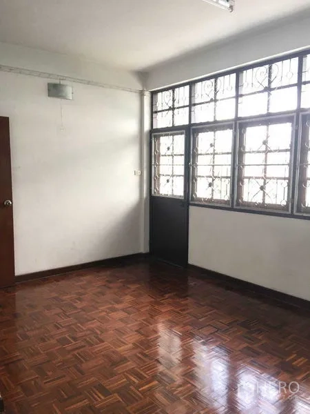 ทาวน์เฮาส์ ให้เช่าในPhra Khanong, Bangkok - ห้องนอนสว่างพื้นปาร์เกต์ หน้าต่างบานใหญ่พร้อมเหล็กดัด