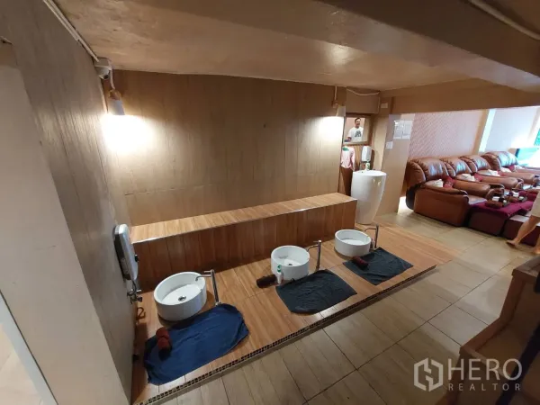 店屋 出租或出售在Watthana, Bangkok - 足浴盆与休息区，温暖木色空间。