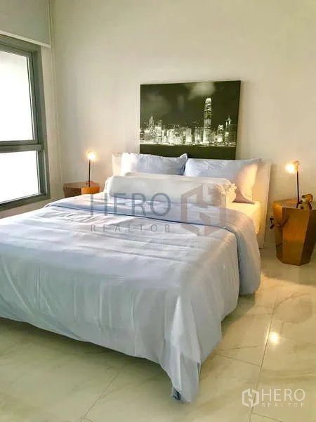 คอนโด ให้เช่า - ห้องนอนชุดเครื่องนอนนุ่ม โต๊ะข้างเตียง และภาพวิวเมือง