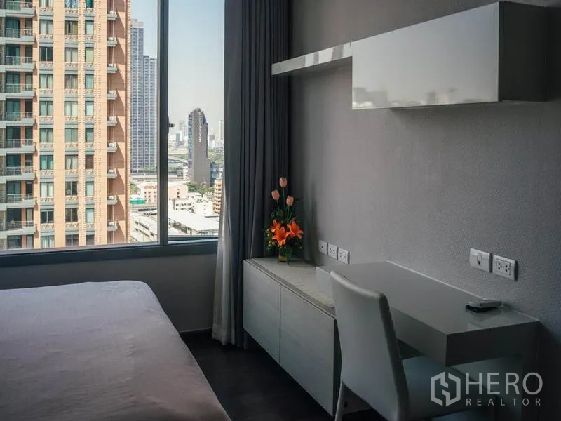 คอนโด ให้เช่าในRatchathewi, Bangkok - มุมทำงานในห้องนอน พร้อมโต๊ะและหน้าต่างบานใหญ่ชมวิวสกายไลน์กรุงเทพฯ