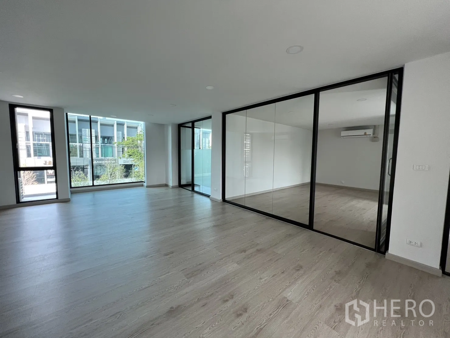 สำนักงานที่บ้าน ให้เช่าในBang Phli, Samut Prakan - ห้องขนาดใหญ่ชั้นบน หน้าต่างสูงจรดเพดาน และห้องประชุมกระจก