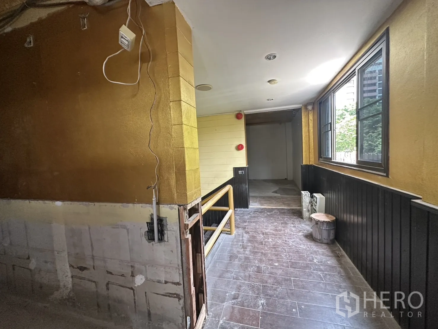 พื้นที่ขายปลีก ให้เช่าในBang Rak, Bangkok - โถงทางเดินผนังสีทอง มีหน้าต่างและราวบันไดทางเข้า