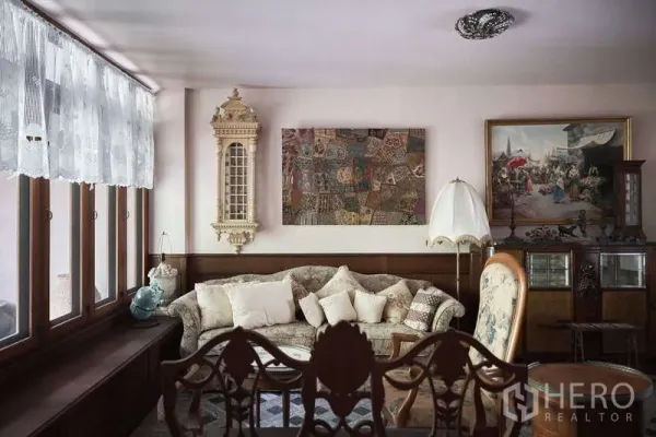 ทาวน์เฮาส์ ให้เช่าในKhlong Toei, Bangkok - เลานจ์อบอุ่น ผ้าม่านลูกไม้ โซฟาคลาสสิก และกรอบรูป