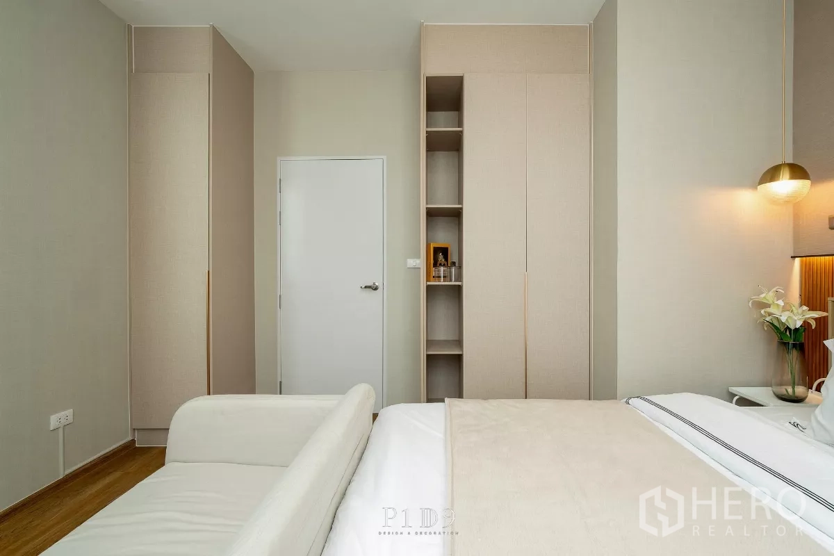 Townhouse for rent in Bang Phli, Samut Prakan - Master bedroom with built‑in wardrobes and ambient lighting details