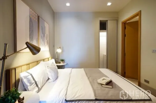 คอนโด ให้เช่าในWatthana, Bangkok - ห้องนอนรองเตียงคู่ แสงไฟอบอุ่น ใกล้ห้องน้ำ