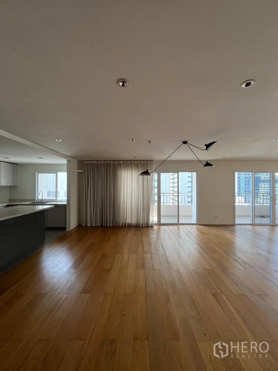 คอนโด ให้เช่าหรือขายในSathon, Bangkok - พื้นที่นั่งเล่นแบบเปิดโล่ง มีหน้าต่างเต็มบานและทางออกสู่ระเบียง