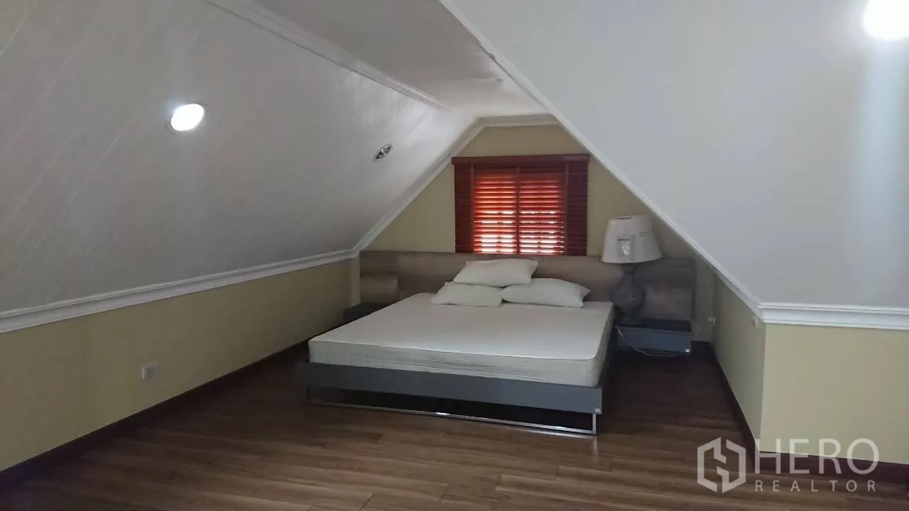 บ้าน ให้เช่าในMueang Samut Prakan, Samut Prakan - ห้องนอนสไตล์ลอฟต์ เพดานลาด พื้นไม้ และเตียงคู่