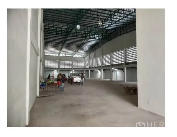 Factory for rent or sale in Bang Phli, Samut Prakan - Spacious high-ceiling factory hall with steel truss roof and louvered windows.