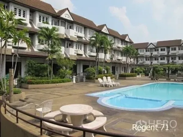 Townhouse for rent in Khlong Toei, Bangkok - Townhouse compound in Phra Khanong with palm trees and a large communal swimming pool.