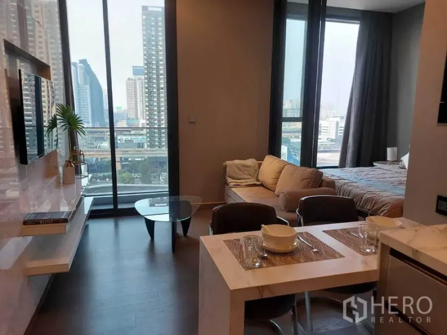 คอนโด ให้เช่าในHuai Khwang, Bangkok - พื้นที่นั่งเล่น–ทานอาหาร หน้าต่างบานใหญ่ วิวเมือง ถัดจากโซนห้องนอน