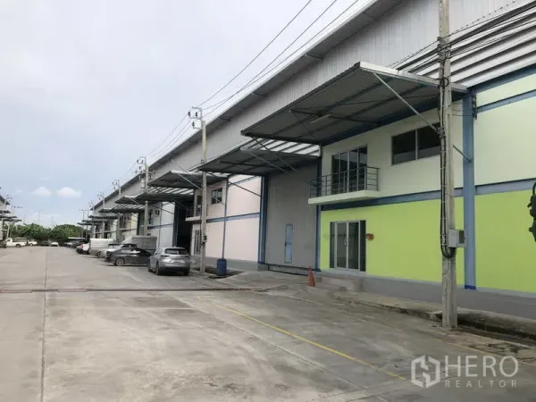 คลังสินค้า ให้เช่าในBang Phli, Samut Prakan - แถวโกดังพร้อมถนนภายในกว้าง มีหลังคากันฝนและที่จอดรถรองรับรถบรรทุก