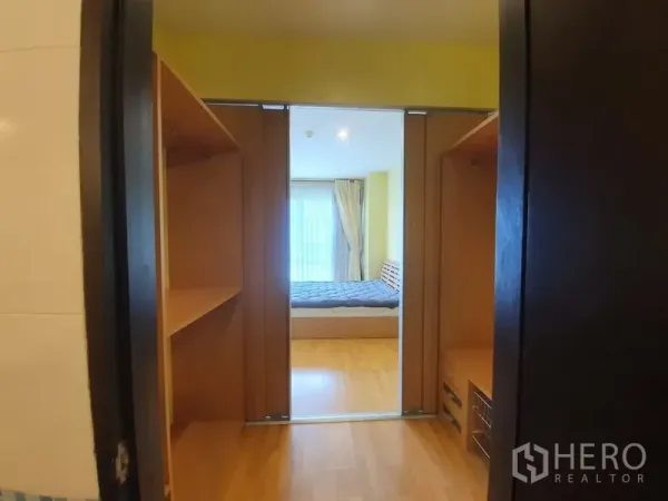 คอนโด ให้เช่าในKhlong Toei, Bangkok - ตู้เสื้อผ้าแบบบิลท์อินสองฝั่งของทางเดิน เชื่อมต่อเข้าสู่ห้องนอน