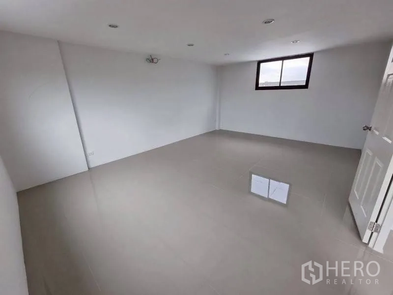 โกดัง for rent in Lam Luk Ka, Pathum Thani - ห้องโล่งพื้นกระเบื้องเงาพร้อมหน้าต่างรับแสง