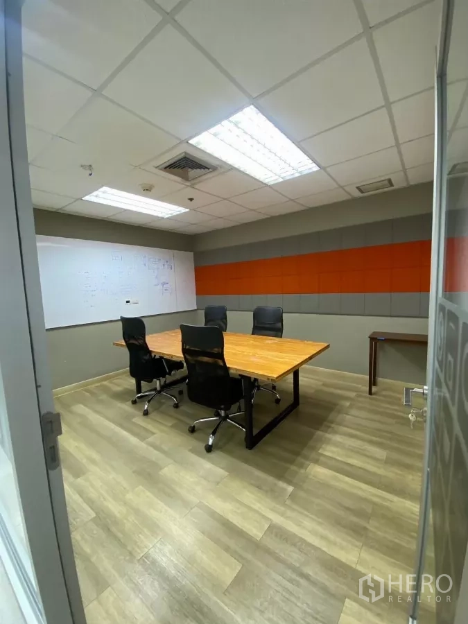 สำนักงาน ให้เช่าในWatthana, Bangkok - ห้องประชุม โต๊ะไม้ เก้าอี้สี่ตัว กระดานไวท์บอร์ด และเพดานแบบตะแกรง