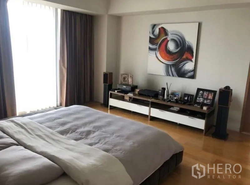 คอนโด ให้เช่าในSathon, Bangkok - ห้องนอนหลักพร้อมงานศิลป์ โต๊ะวางของ และหน้าต่างบานใหญ่