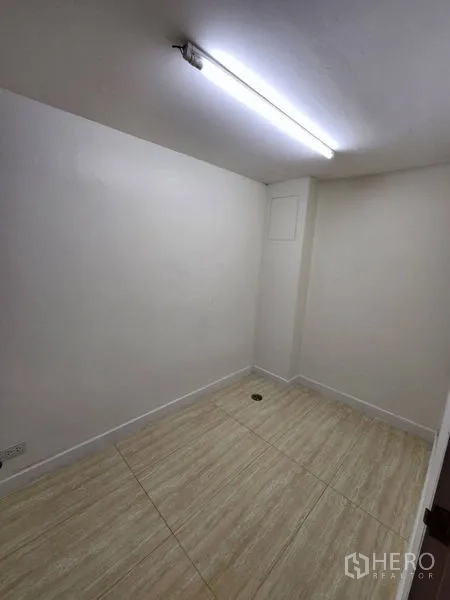 Home Office for rent in Khlong Toei, Bangkok - Small utility or storage room with tile flooring and a ceiling light.