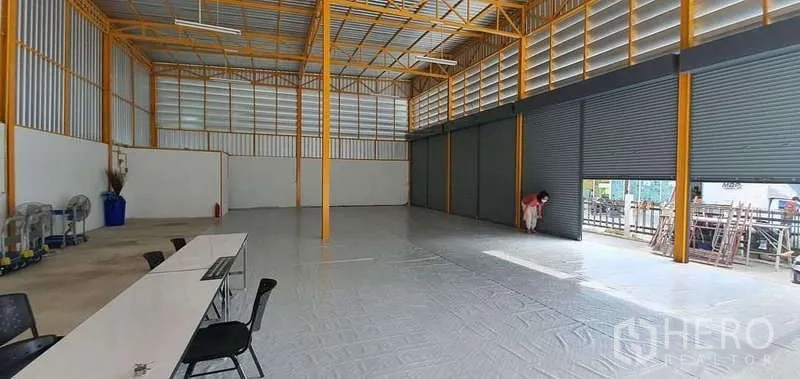 คลังสินค้า ให้เช่าในKhlong Toei, Bangkok - พื้นที่โกดังกว้าง 300 ตร.ม. โครงสร้างเหล็ก ช่องลมระบายอากาศ และประตูม้วนให้รถเข้าออก