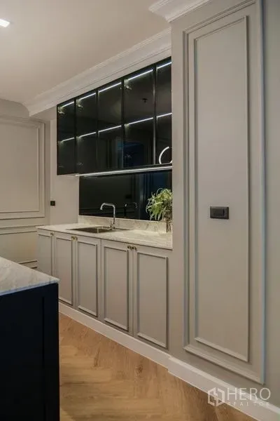 คอนโด ให้เช่าในKhlong Luang, Pathum Thani - ห้องครัวโทนเทากับท็อปหินอ่อน ตู้บานกระจก และไฟใต้ตู้ที่ Nusasiri Grand