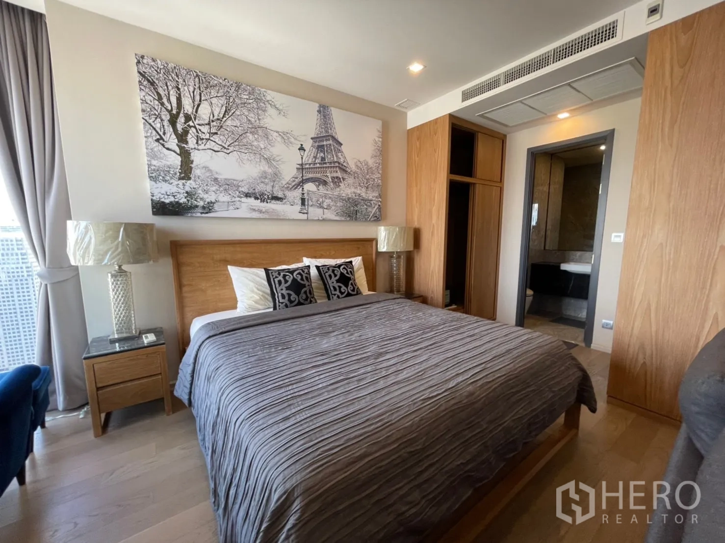 公寓 for rent in Watthana, Bangkok - 温馨卧室，木质床架与床头柜，可通往浴室。