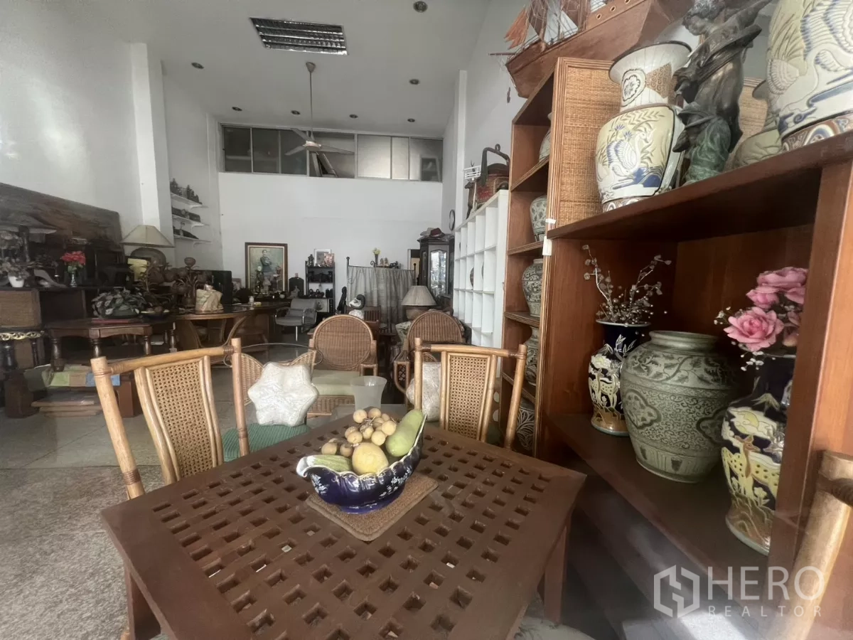 อาคารพาณิชย์ ให้เช่าในWatthana, Bangkok - มุมแสดงสินค้า เฟอร์นิเจอร์ไม้และตู้ชั้นภายในโชว์รูม.