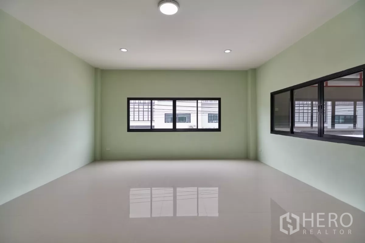 โรงงาน ให้เช่าในMueang Samut Sakhon, Samut Sakhon - ทางเดินภายในพร้อมช่องกระจกบานใหญ่ overlooking พื้นที่ผลิต.