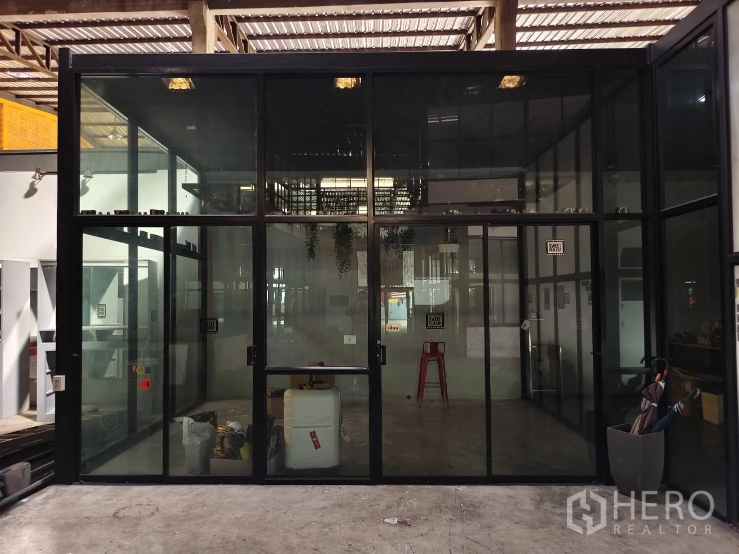 คลังสินค้า ให้เช่าในKhlong Toei, Bangkok - มุมด้านหน้าออฟฟิศกั้นกระจกกรอบสีดำ พร้อมประตูเลื่อน