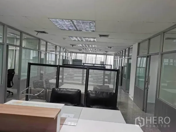 办公空间 出租在Bang Na, Bangkok - 曼谷Bang Na开放式办公室，玻璃隔断工位、吊顶照明与办公桌椅。