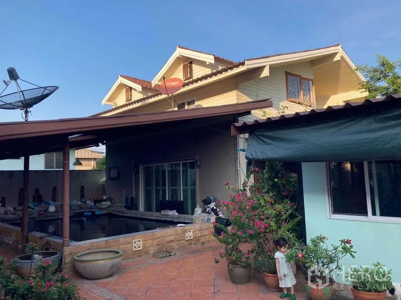 บ้าน ขายในWang Thonglang, Bangkok - ลานระเบียงปูกระเบื้องด้านหลัง พร้อมบ่อปลายกสูงข้างตัวบ้านและประตูกระจกบานเลื่อน