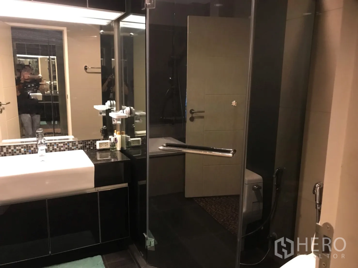 คอนโด ให้เช่าในKhlong Toei, Bangkok - ห้องน้ำพร้อมตู้กระจกอาบน้ำ บานกระจกขนาดใหญ่ และเคาน์เตอร์สีเข้ม