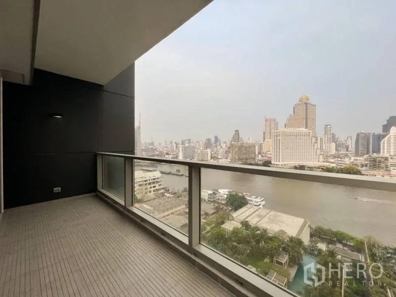 คอนโด ให้เช่าหรือขายในKhlong San, Bangkok - ระเบียงขนาดใหญ่มีหลังคา ราวกระจก ชมวิวแม่น้ำและเส้นขอบฟ้าแบบพาโนรามา