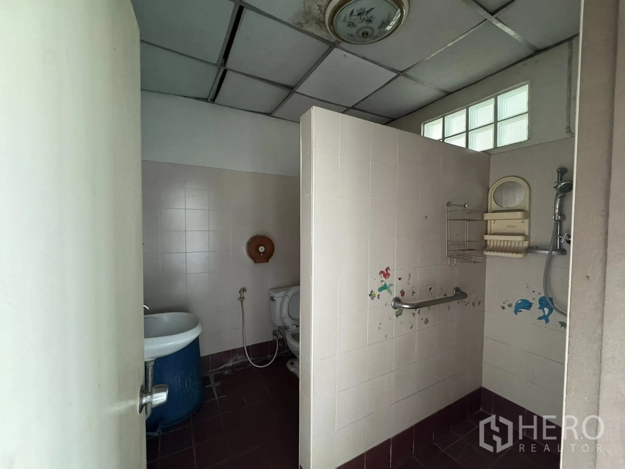 货栈 for rent in Mueang Samut Sakhon, Samut Sakhon - 卫生间带扶手，粉色墙砖，简易水槽。