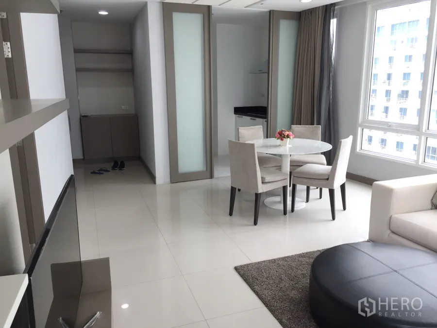 คอนโด ให้เช่าในPathum Wan, Bangkok - พื้นที่นั่งเล่น–รับประทานอาหารสว่าง มีโต๊ะกลมและหน้าต่างบานใหญ่ในคอนโดย่านกรุงเทพฯ