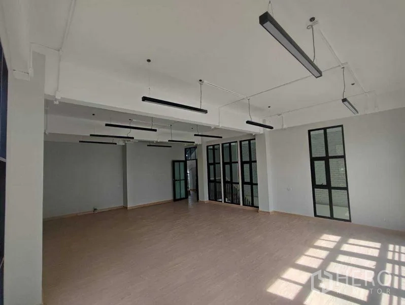 สำนักงานที่บ้าน ให้เช่าในBang Kapi, Bangkok - ชั้นสำนักงานกว้างสว่าง ไฟแขวนแบบเส้น และหน้าต่างเต็มบาน.