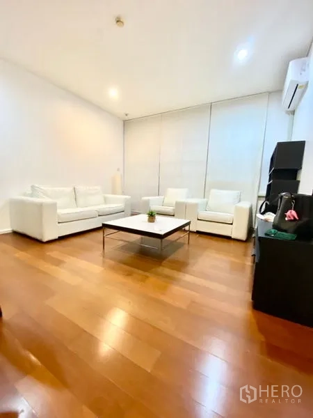 คอนโด ให้เช่าในWatthana, Bangkok - ห้องนั่งเล่นสว่าง โซฟาสีขาว โต๊ะกลาง และพื้นไม้โทนอุ่น