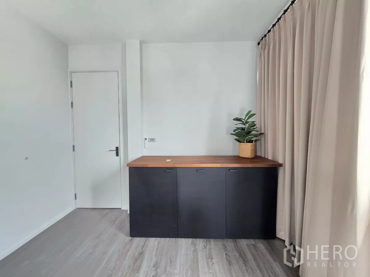 Detached House for rent in Prawet, Bangkok - Minimal study or flex room with cabinet, potted plant and blackout curtains.