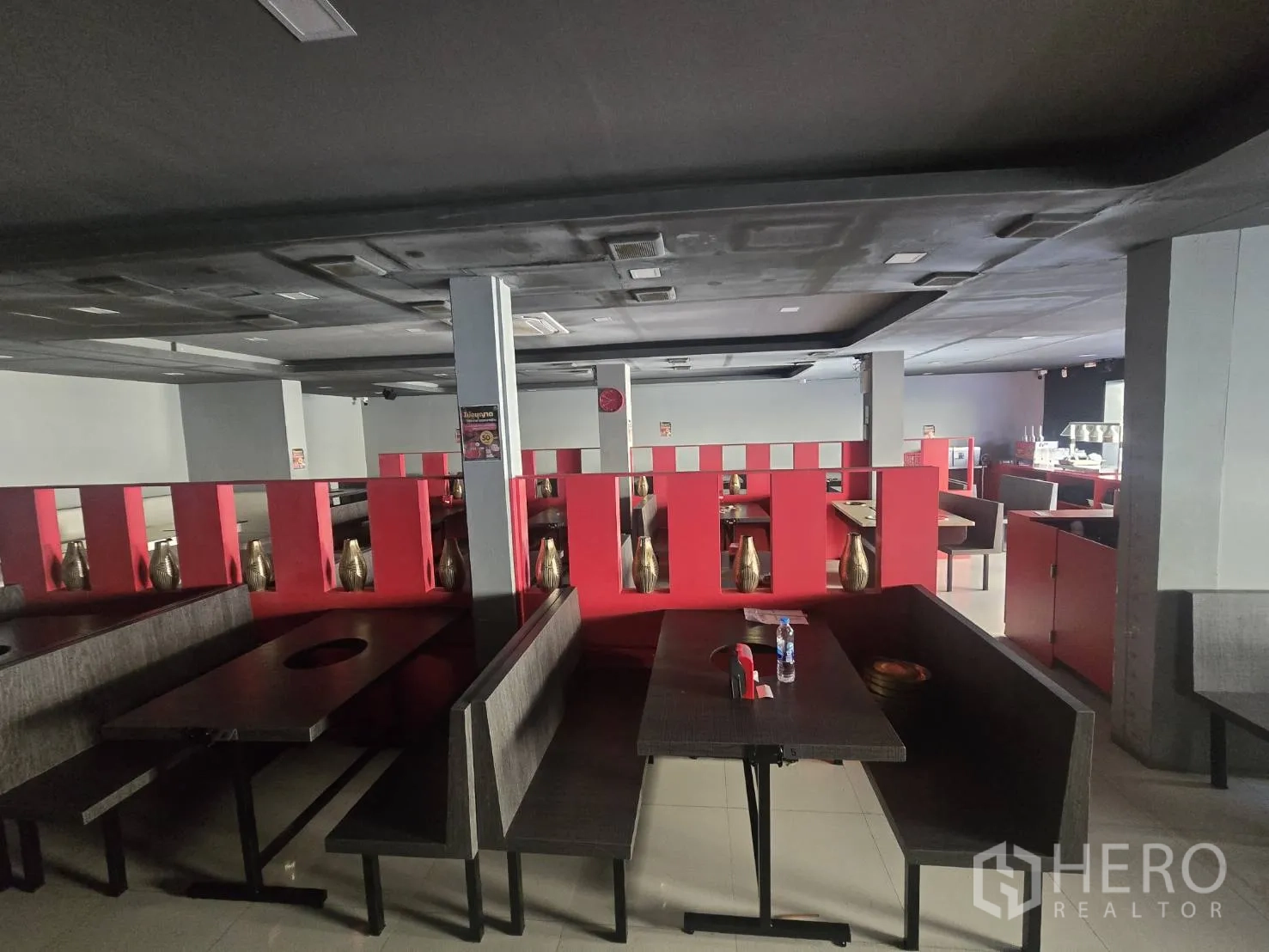 零售空间 出租在Khlong Toei, Bangkok - 宽敞餐饮式布局，红色隔板与多组卡座，筒灯照明，适合餐厅或展厅。